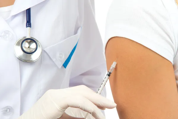 医生使胰岛素或流感疫苗接种 — 图库照片