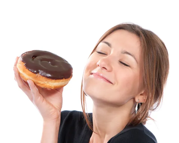 女人喜欢吃甜甜圈。不健康的垃圾食品的概念 — 图库照片