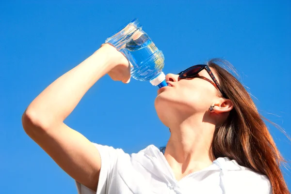 Mujer joven bebiendo agua — Foto de Stock