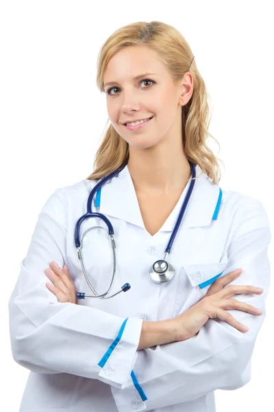 Молодая женщина врач со стетоскопом стоя со скрещенными руками — стоковое фото