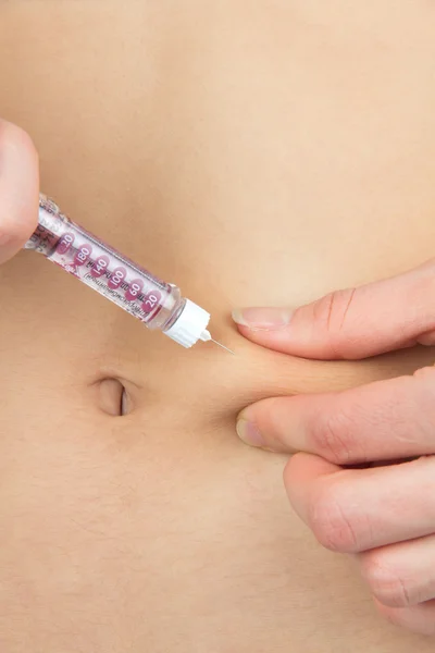Mulher diabética paciente fazer uma injeção subcutânea — Fotografia de Stock