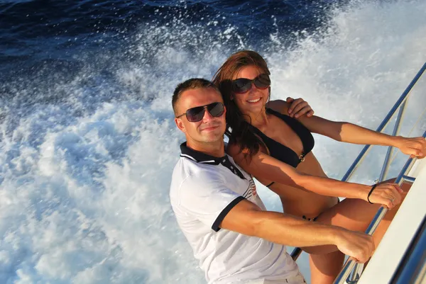 Jovem casal apaixonado veleiro iate — Fotografia de Stock