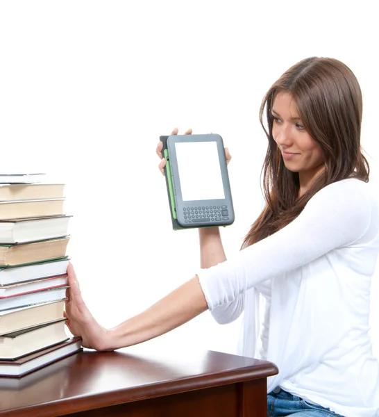 Γυναίκα συγκρίνετε βιβλία και ψηφιακόs ebook αναγνώστης — Φωτογραφία Αρχείου