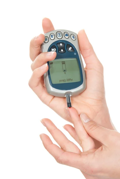 Пациент измеряет уровень глюкозы в крови — стоковое фото