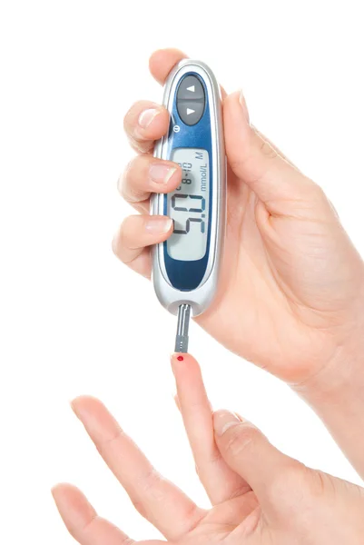 Diabète mains du patient mesurant le taux de glucose test sanguin — Photo