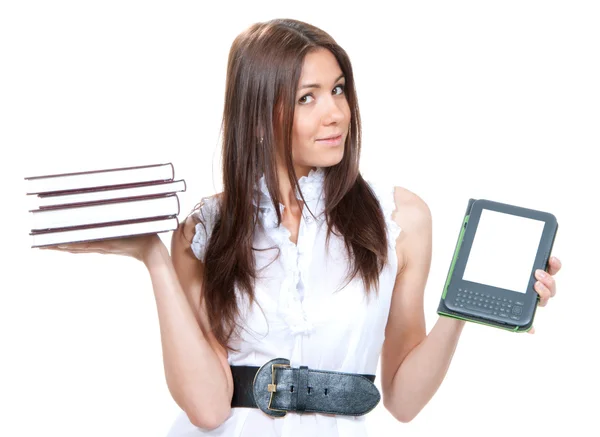 Γυναίκα συγκρίνετε βιβλία και ψηφιακόs ebook αναγνώστης — Φωτογραφία Αρχείου