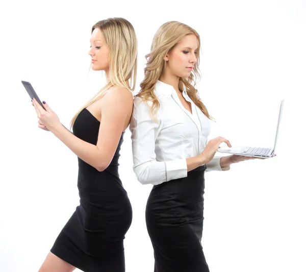 Дві ділові жінки з електронною книгою та ноутбуком — стокове фото