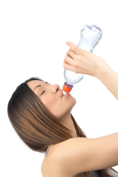 Foto de close-up de uma jovem mulher bebendo água da garrafa — Fotografia de Stock