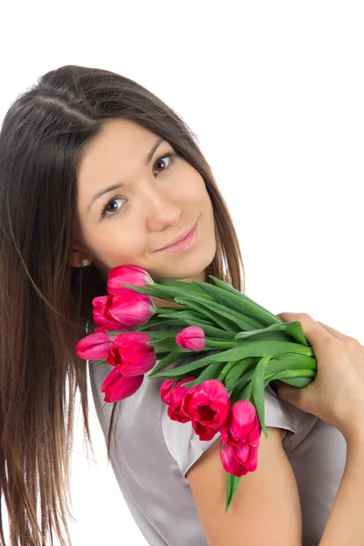 Schöne Frau mit roten Tulpen Strauß — Stockfoto