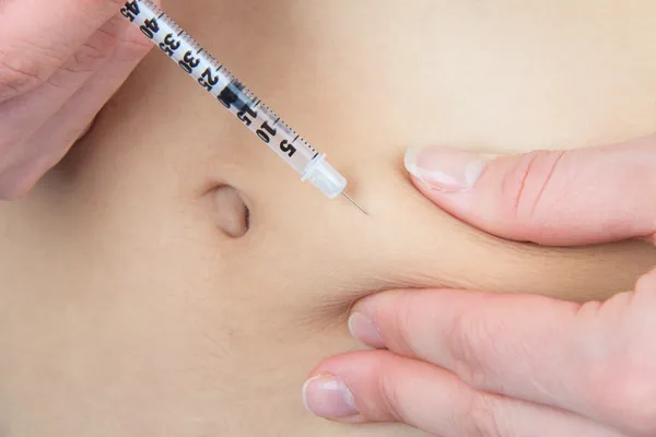 Пациент с сахарным диабетом делает инъекции инсулина — стоковое фото