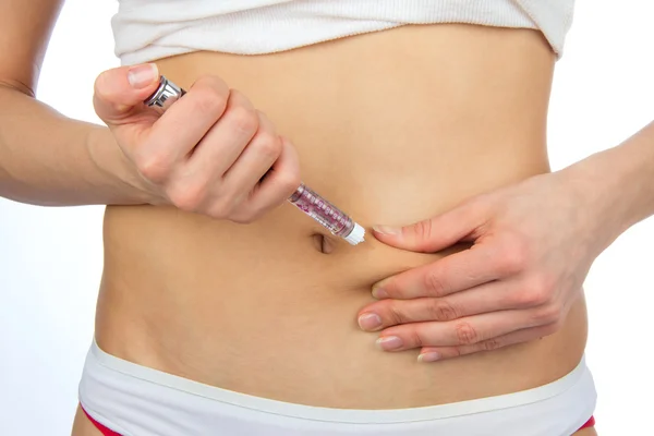 Diabetes dependente feminino fazendo injeção de insulina humana — Fotografia de Stock