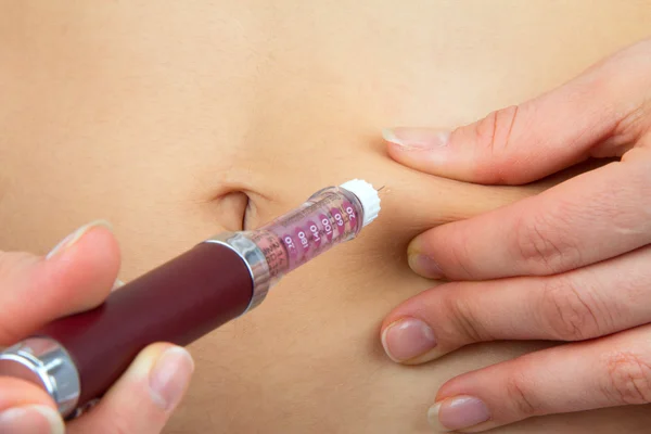 Paciente diabético inyecta insulina inyectada por jeringa en el abdomen —  Fotos de Stock