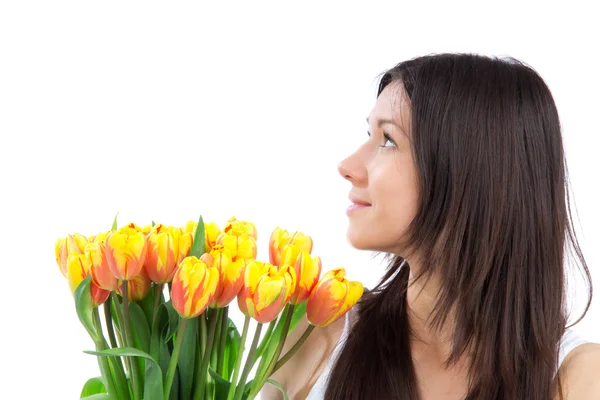 Mladá žena s kyticí žlutých tulipánů — Stock fotografie