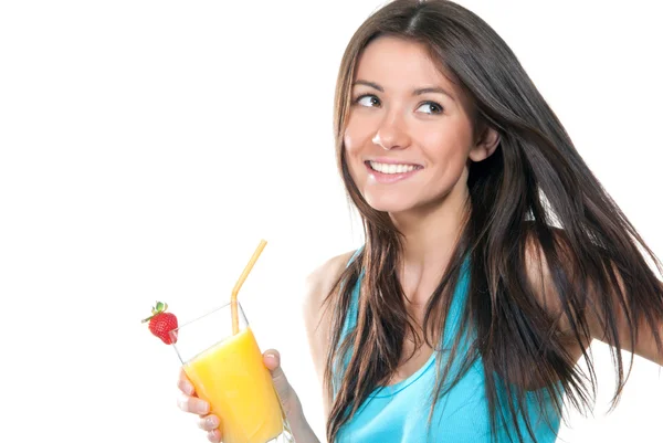 Młoda piękna kobieta pije sok pomarańczowy koktajl — Zdjęcie stockowe