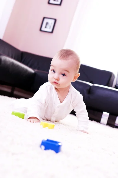 Baby spelar i det moderna vardagsrummet. — Stockfoto