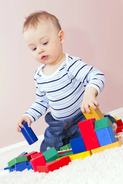 Feliz niño jugando marco de construcción . — Foto de Stock