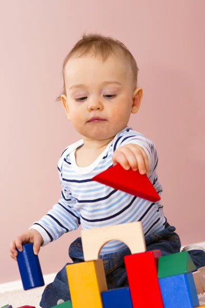 Novorození chlapci budování kreativní hra kostky. — Stock fotografie