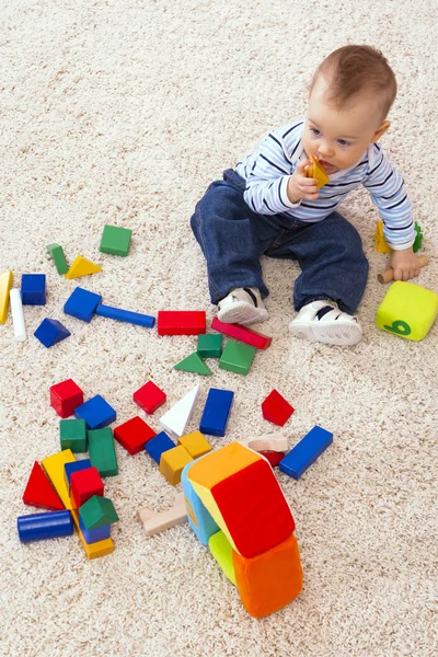 Novorození chlapci budování kreativní hra kostky. — Stock fotografie