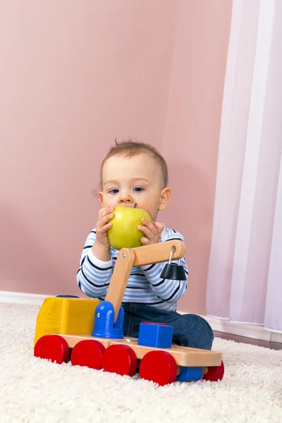 The boy in the room eating. — Stock Photo, Image
