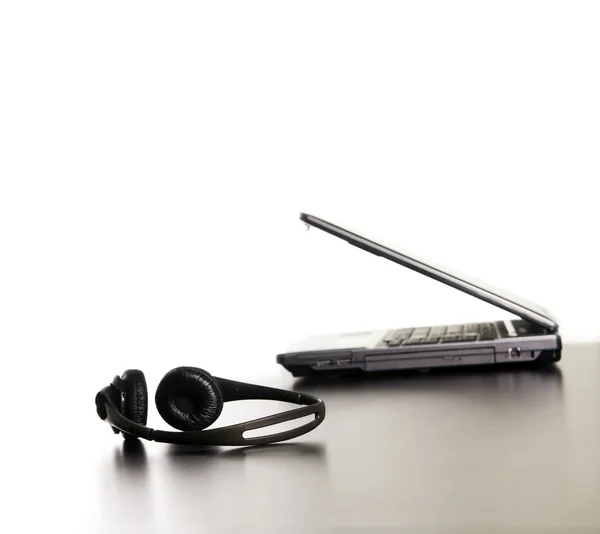 Moderne computer en koptelefoon in een rij. — Stockfoto