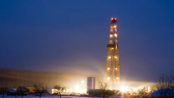 Oil rig in the field. — Stock Photo, Image