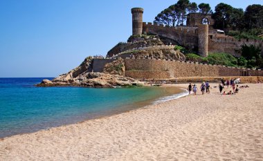 Kale manzaralı tossa de mar, costa brava, İspanya.