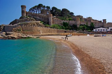 Kale manzaralı tossa de mar, costa brava, İspanya.