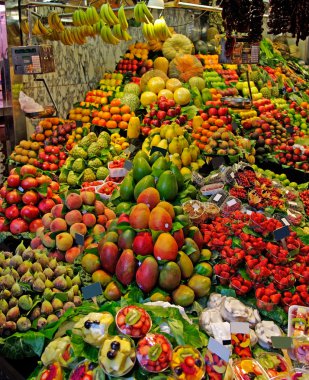 La boqueria meyve oyala. Dünya ünlü Barselona Pazar, İspanya.