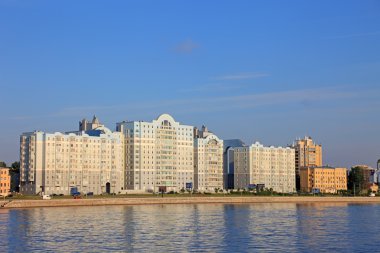 Saint petersburg cityscape batımına evenening içinde.