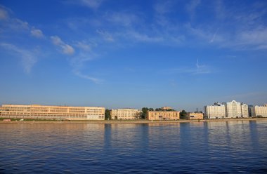 Saint petersburg cityscape batımına evenening içinde.