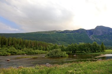 şelaleler ve Norveç, oslo-bergen arasındaki nehirde. scandin