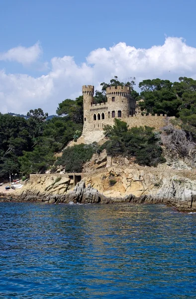 Krajobraz z widokiem na zamek z morza w lloret de mar, costa brav — Zdjęcie stockowe