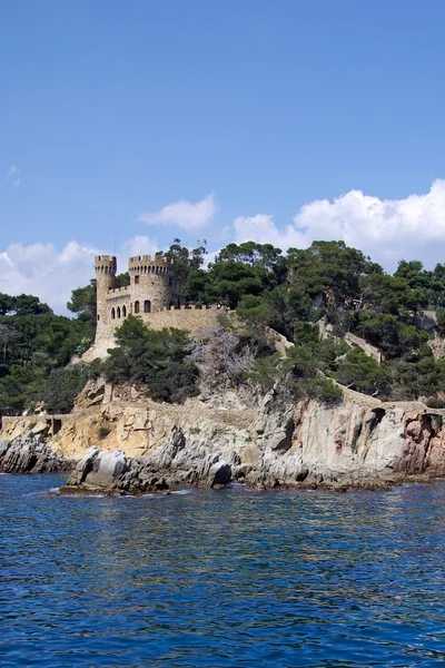 Krajobraz z widokiem na zamek z morza w lloret de mar, costa brav — Zdjęcie stockowe