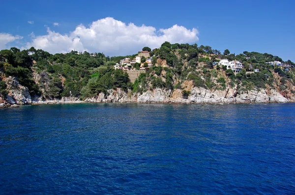 Krajina pohled z moře poblíž lloret de mar, costa brava, Španělsko. — Stock fotografie
