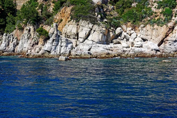 Liggande vy från havet nära lloret de mar, costa brava, Spanien. — Stockfoto