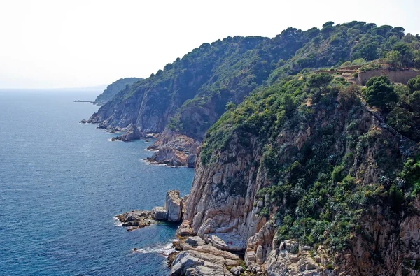 Zee en kust met rotsen. Lloret de mar, Spanje. — Stockfoto