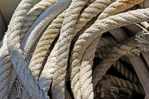 Cuerda con ancla en yate para navegar como fondo . — Foto de Stock