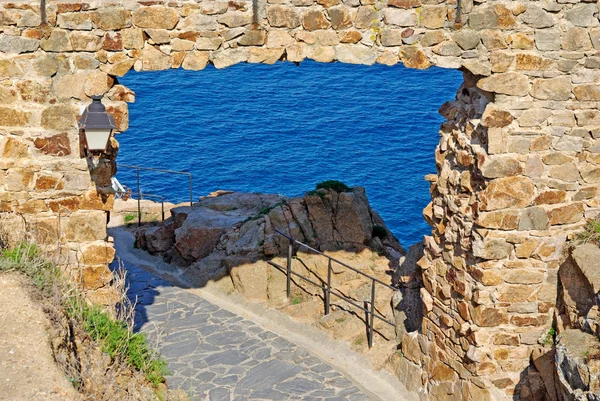 Przechodzą w twierdzy z kamienia jako naturalny frame. Tossa de mar, s — Zdjęcie stockowe