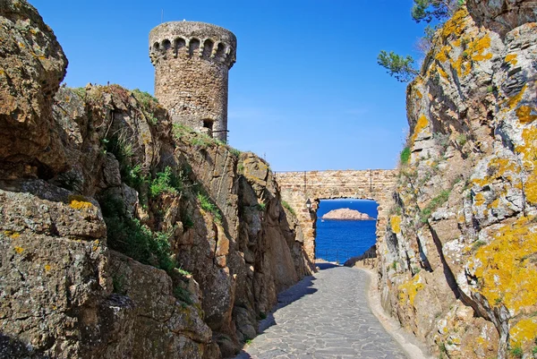 Fortess bland stenarna i tossa de mar. Costa brava, Spanien. — Stockfoto