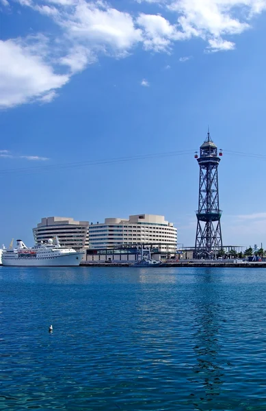 Stadsbilden i barcelona hamn med linbana. Spanien, Europa. — Stockfoto