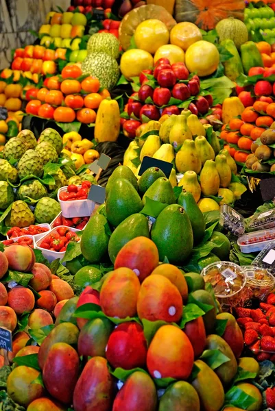 Früchte. weltberühmter markt von barcelona, spanien. Selektiver Fokus. — Stockfoto
