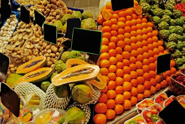 La boqueria σειρές από φρούτα. παγκόσμια διάσημο αγορά της Βαρκελώνης, Ισπανία — Φωτογραφία Αρχείου