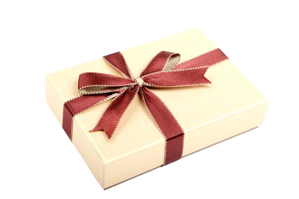 Συσκευασία δώρου με κορδέλα και φιόγκο που απομονώνονται σε λευκό φόντο. Studi — Φωτογραφία Αρχείου