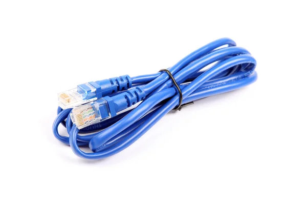 Modré utp síťový kabel izolovaných na bílém pozadí. Studio záběr — Stock fotografie