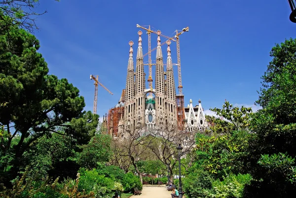 Sagrada familia widok z parku. Barcelona, Hiszpania. — Zdjęcie stockowe