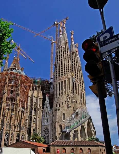 Pl. Саграда Фабрегас. Светофор и церковь. Барселона, Испания . — стоковое фото