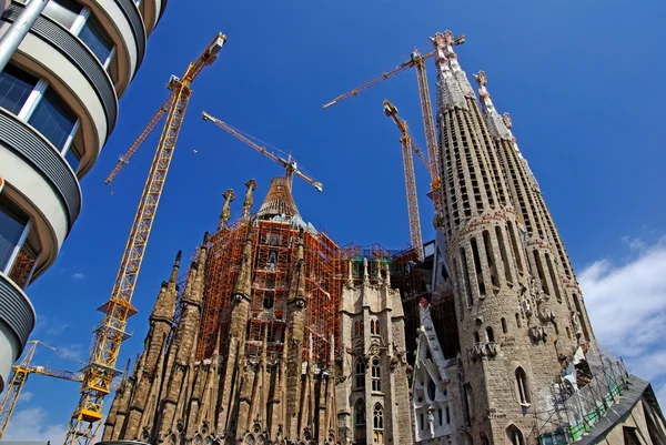 Apartamentos modernos y Sagrada Familia. Barcelona, España . — Foto de Stock