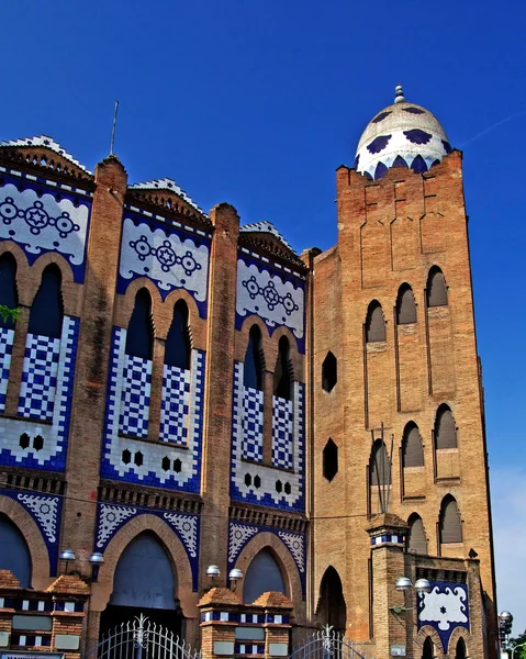 希伯来宗教建筑垂直照片。西班牙巴塞罗那. — 图库照片
