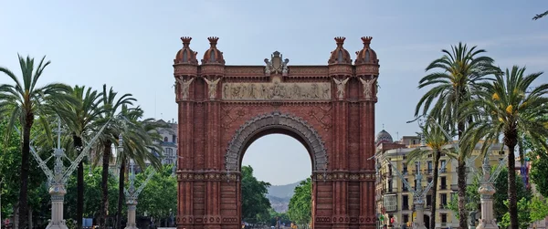 Arco triunfal de ladrillo. Barcelona, España . — Foto de Stock