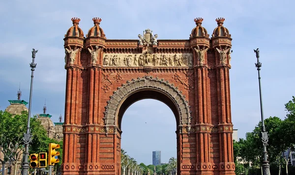 Arco triunfal feito de tijolo. Barcelona, Espanha . — Fotografia de Stock